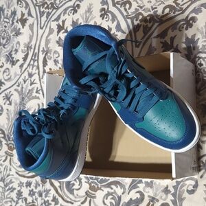 NIKE WMNS AIR JORDAN 1 MID